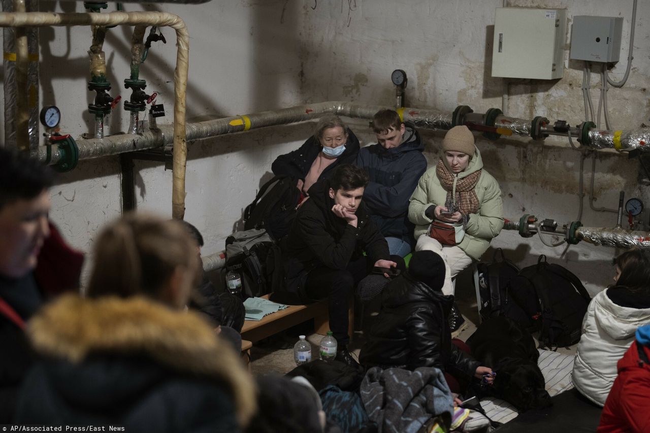 Bombardowanie Kijowa. Ukraińcy oczekują w schronach 