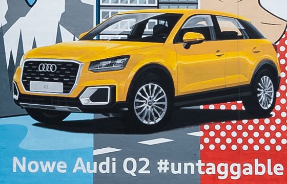 Audi dzięki aplikacji Shazam pozwala poprzez mural zajrzeć do środka samochodu Q2