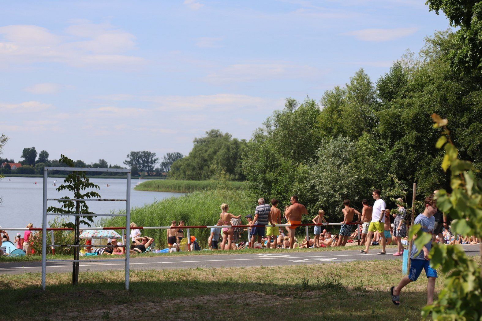 Z nieba leje się żar! Plażing nad Jeziorem Lednica. Czyta plaża, malownicze miejsce