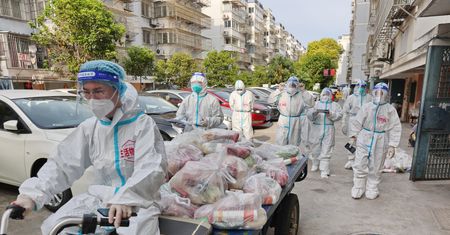 Świat wraca do normalności sprzed ery COVID-19. Polska radzi sobie tak jak USA