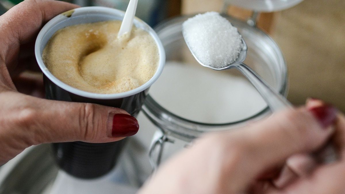 Gdy na dworze jest zimno, lepiej unikać picia kawy i alkoholu