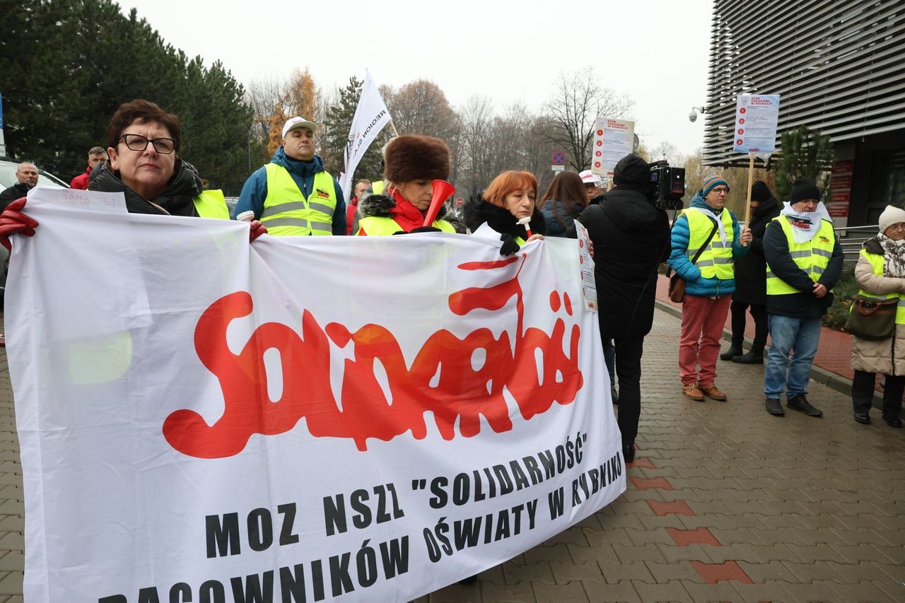 Katowice: Protest nauczycieli pod Śląskim Kuratorium Oświaty