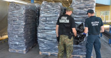 Przemyt papierosów w workach z węglem do grilla. Były warte 250 tys. zł