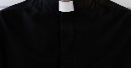 Podaje się za księdza. Mieszkańcy Czarnej Dąbrówki ostrzegają