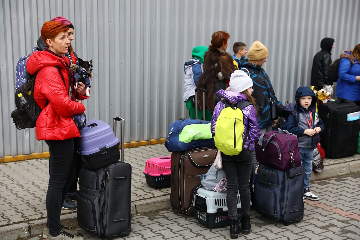 Nadarzyn, 20.04.2022. Uchodźcy w Centrum Pomocy Humanitarnej Ptak w Nadarzynie pod Warszawą, 20 bm. Centrum odwiedziła delegacja kobiet - przewodniczących parlamentów państw Unii Europejskiej. (mr) PAP/Rafał Guz