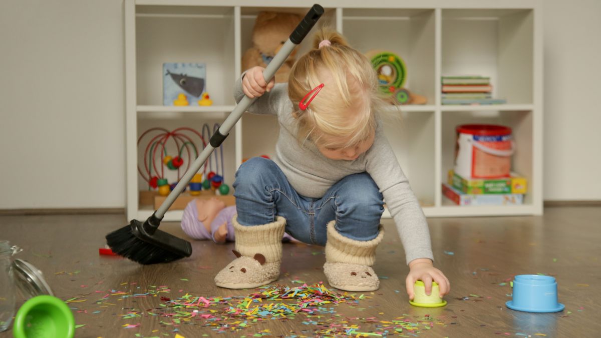 Dziecko sprząta w pokoju.