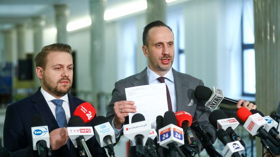 Warszawa, 25.11.2022. Wiceminister rolnictwa i rozwoju wsi Janusz Kowalski (P) oraz wiceminister klimatu i środowiska Jacek Ozdoba (L) podczas konferencji prasowej w Sejmie w Warszawie, 25 bm. Spotkanie dotyczyło projektu Solidarnej Polski w sprawie likwidacji przywilejów wyborczych mniejszości niemieckiej. (mr) PAP/Rafał Guz