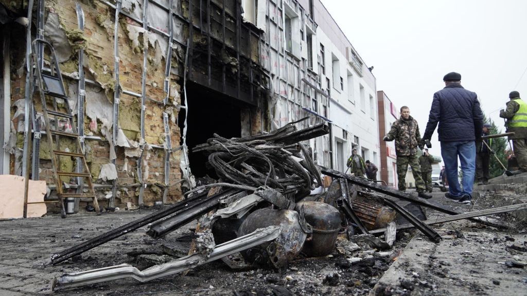 Zniszczony blok mieszkalny w Szebiekienie w obwodzie biełgorodzkim