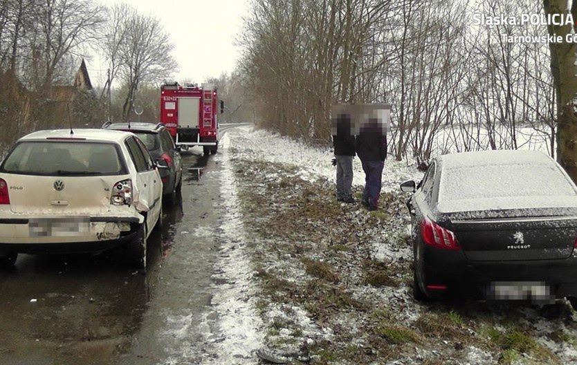 Śląskie. 37-letnią kobietę, która wysiadła z samochodu w Świerklańcu potrąciły inne, które nie zdążyły wyhamować.