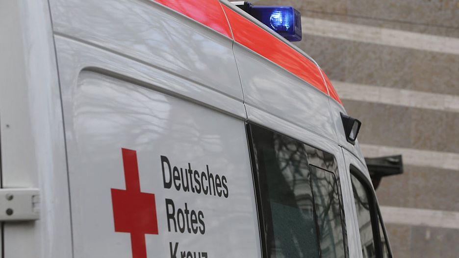 Symbolfoto Blaulicht Krankenwagen Rettungsdient Rettungswagen Polizei Rettungskräfte Deutsches Rotes Kreuz
Symbolfoto Blaulicht Krankenwagen Rettungsdient Rettungswagen Polizei Rettungskräfte Deutsches Rotes Kreuz   (Photo by Schellhorn/ullstein bild via Getty Images)
ullstein bild Dtl.