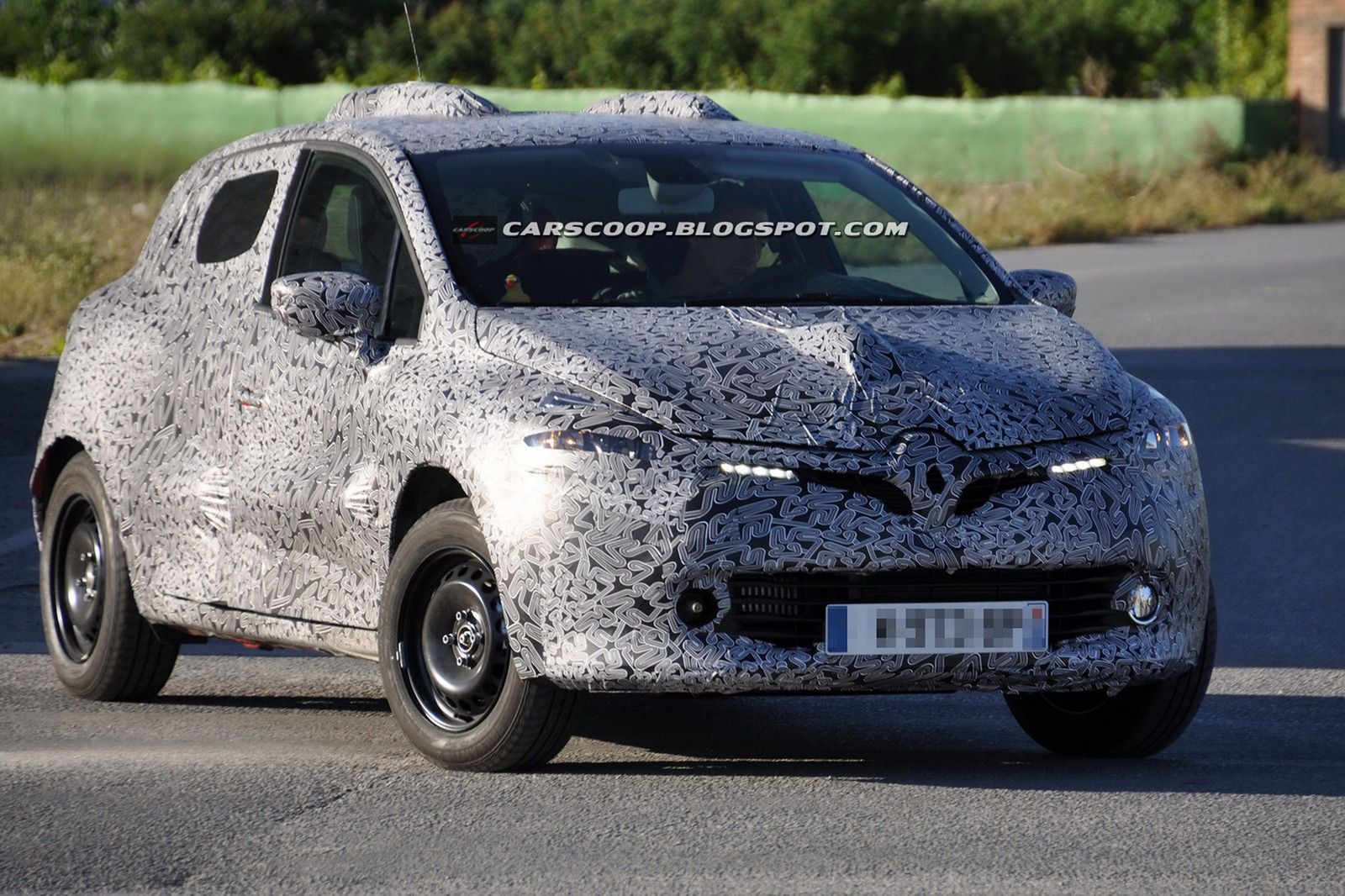 2013 Renault Clio (fot. Carpix via Carscoop)