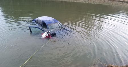 Małopolska. 20-latka wjechała w poniedziałek autem do stawu