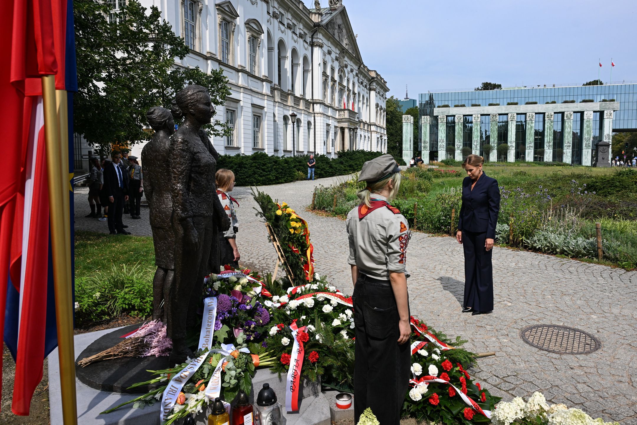Warszawa, 01.08.2026. Obchody 82. rocznicy wybuchu Powstania Warszawskiego. Pierwsza dama Marta Nawrocka składa kwiaty przy pomniku ?Kobietom Powstania Warszawskiego? w Warszawie, 1 bm. W stolicy trwają obchody 82. rocznicy wybuchu Powstania Warszawskiego - wystąpienia zbrojnego przeciwko okupującym Warszawę wojskom niemieckim, zorganizowanego przez Armię Krajową. (ad) PAP/Radek Pietruszka