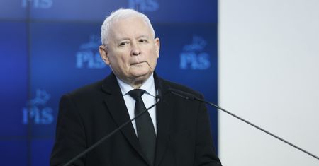 Jarosław Kaczyński protestuje w siedzibie TVP. Wymowne zdjęcia