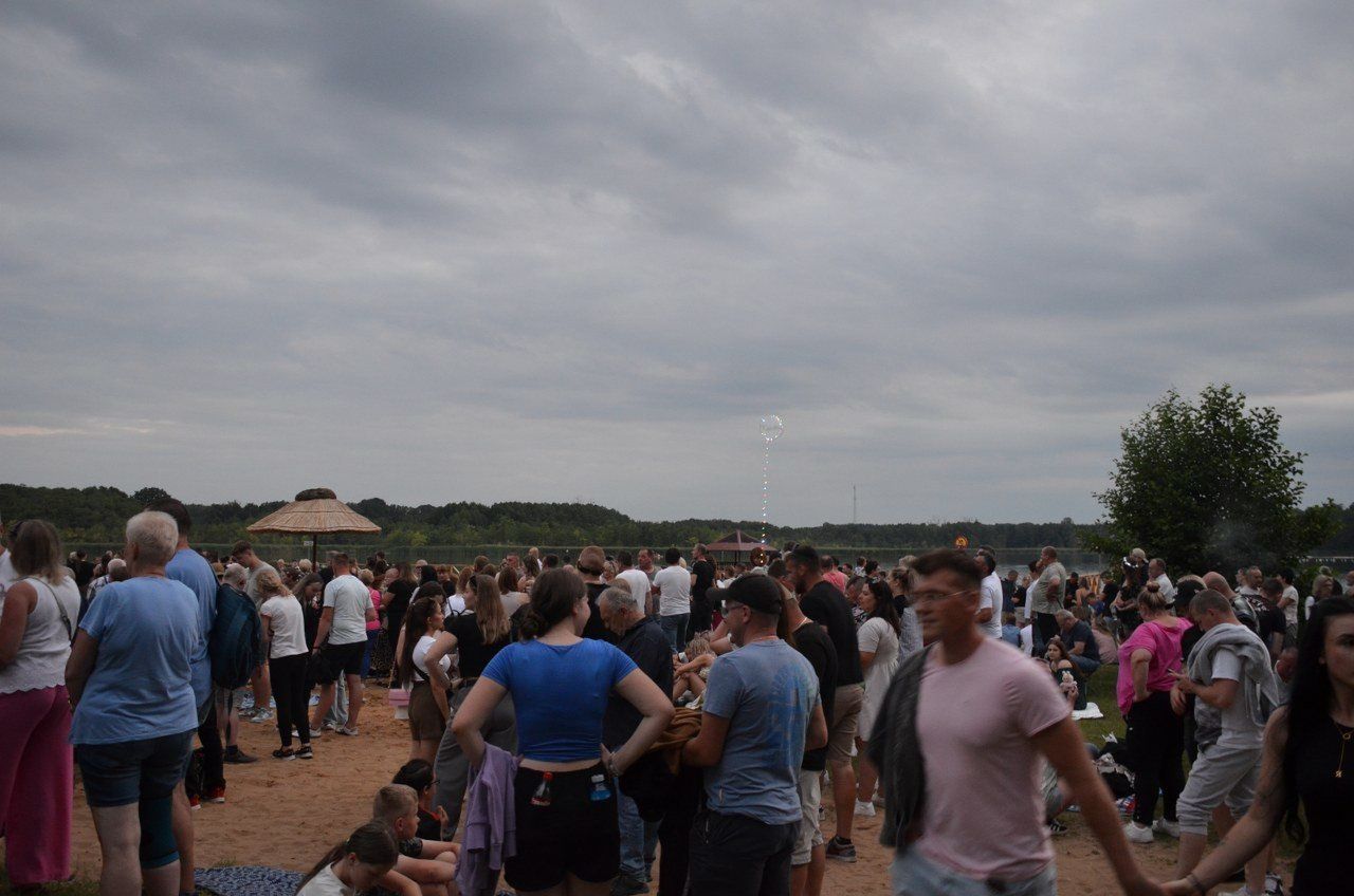 Na wianki do Osiecznej przyjechały tłumy. Plaża główna nad jeziorem Łoniewskim pękała w szwach