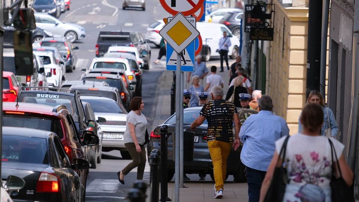 Gigantyczny korek na ul. Lubartowskiej i policjanci kierujący ruchem