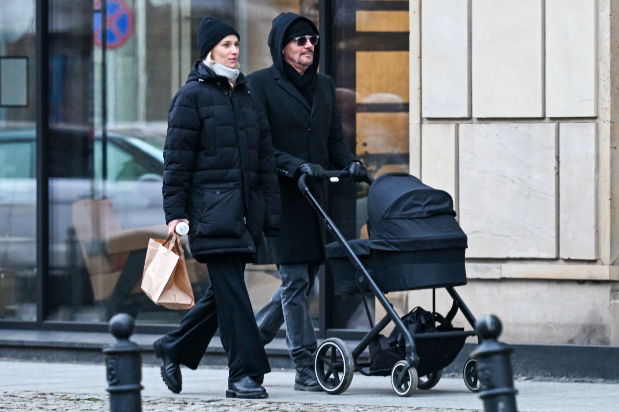 Krzysztof Ibisz przechodzi z żoną i córką na czerwonym świetle