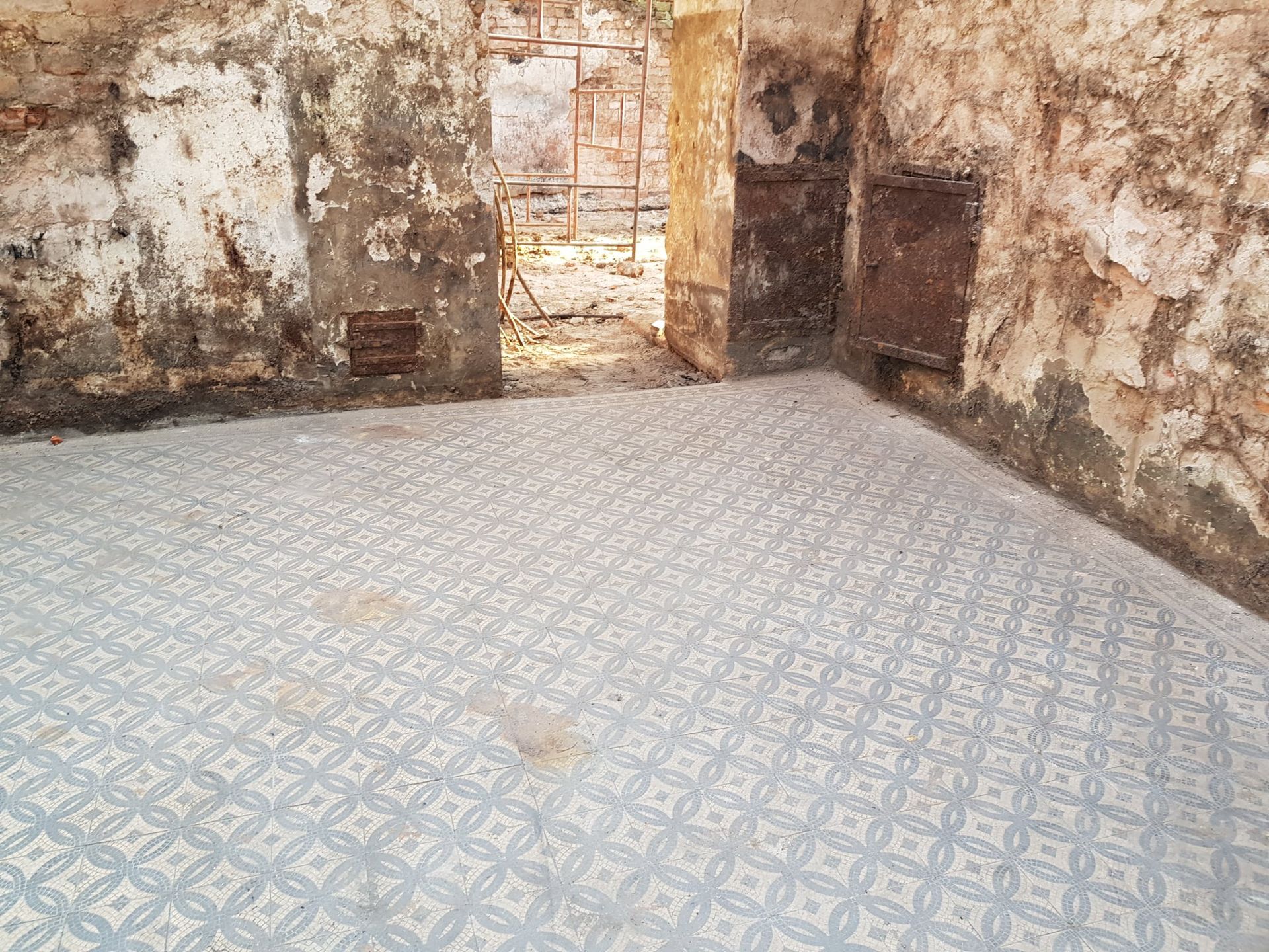 Jednym z większych odkryć w pałacu jest w całości zachowana posadzka 