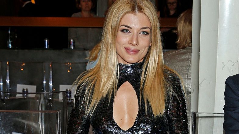 Izabella łukomska-Pyżalska eksponuje ciało w kostiumie kąpielowym