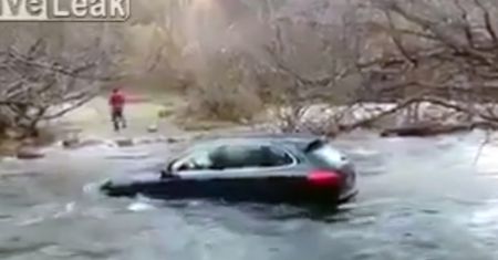 Porsche Cayenne tonie w rzece