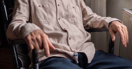 Znak, że brakuje witaminy D. Zauważysz przy wstawaniu