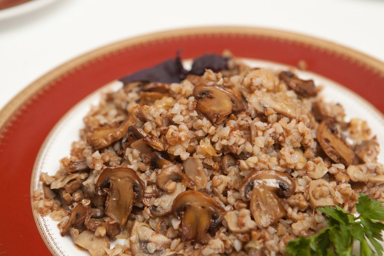 Kasza gryczana z grzybami to danie pełne smaku i aromatu