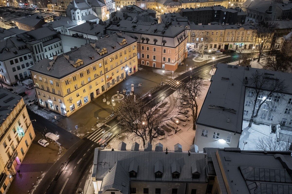 Miasto Lublin z góry przykryte śniegiem