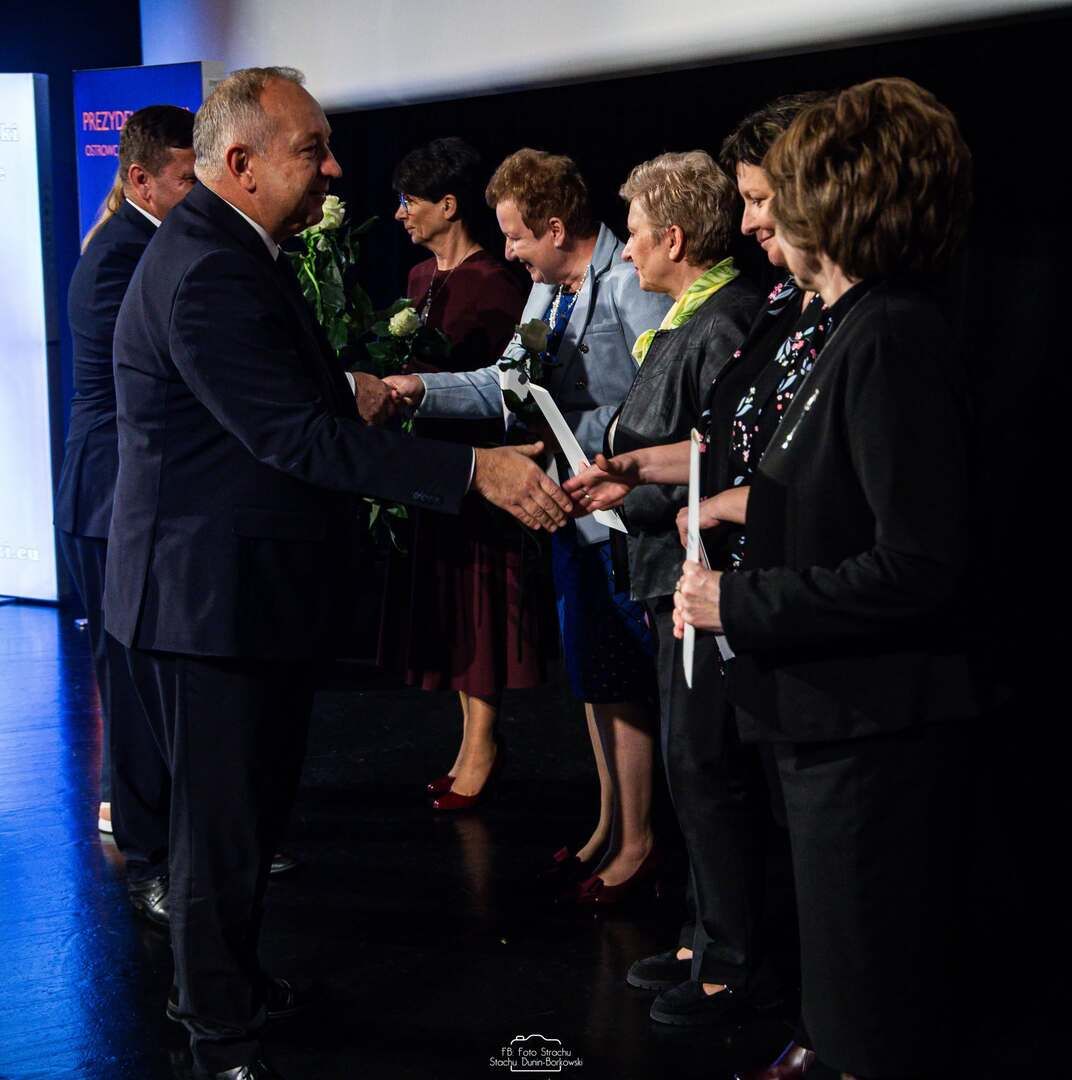 Święto ostrowieckiej oświaty. Były gratulacje, podziękowania i nagrody