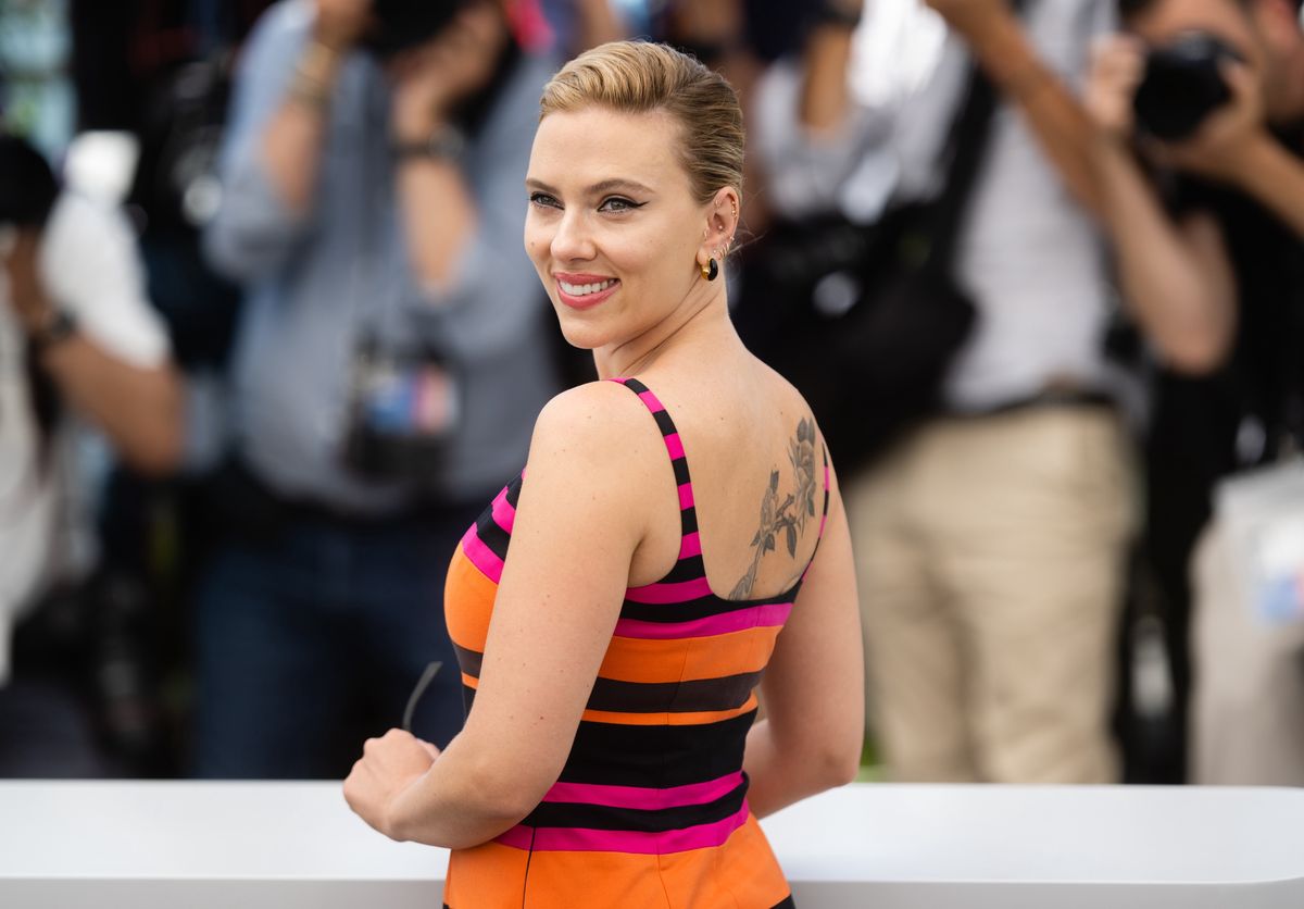  Sukienka Scarlett Johansson przyciąga uwagę