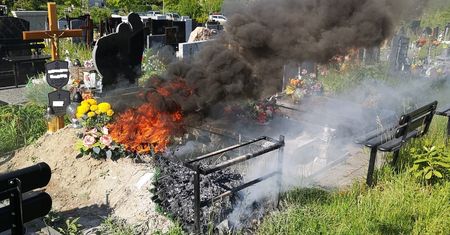 Zobaczyły niepokojący widok na cmentarzu. Bez wahania ruszyły do akcji