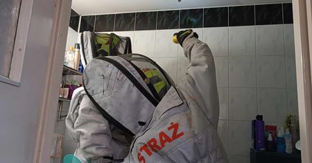 Znalazła je w łazience. Od razu wezwała strażaków