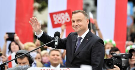 Wybory 2020. Andrzej Duda prezentuje Kartę Rodziny. W sieci zawrzało