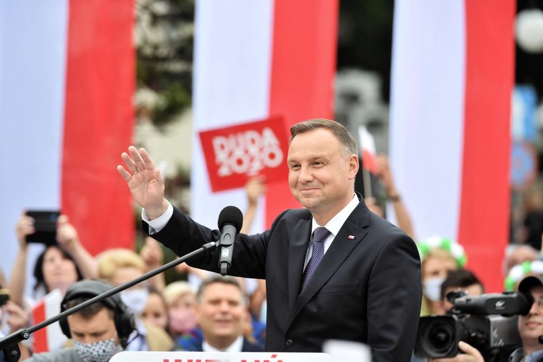 Wybory 2020. Andrzej Duda prezentuje Kartę Rodziny. W sieci zawrzało
