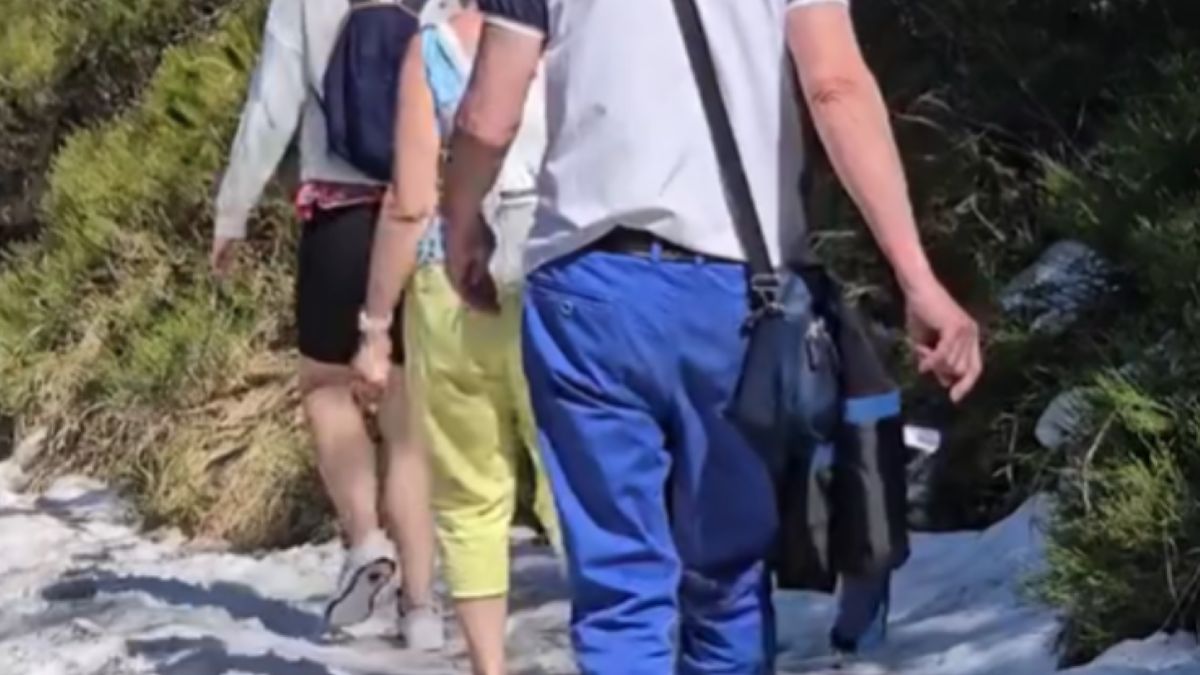 W klapkach na obcasie przemierzała szlak. Miejscami zalegał na nim śnieg.