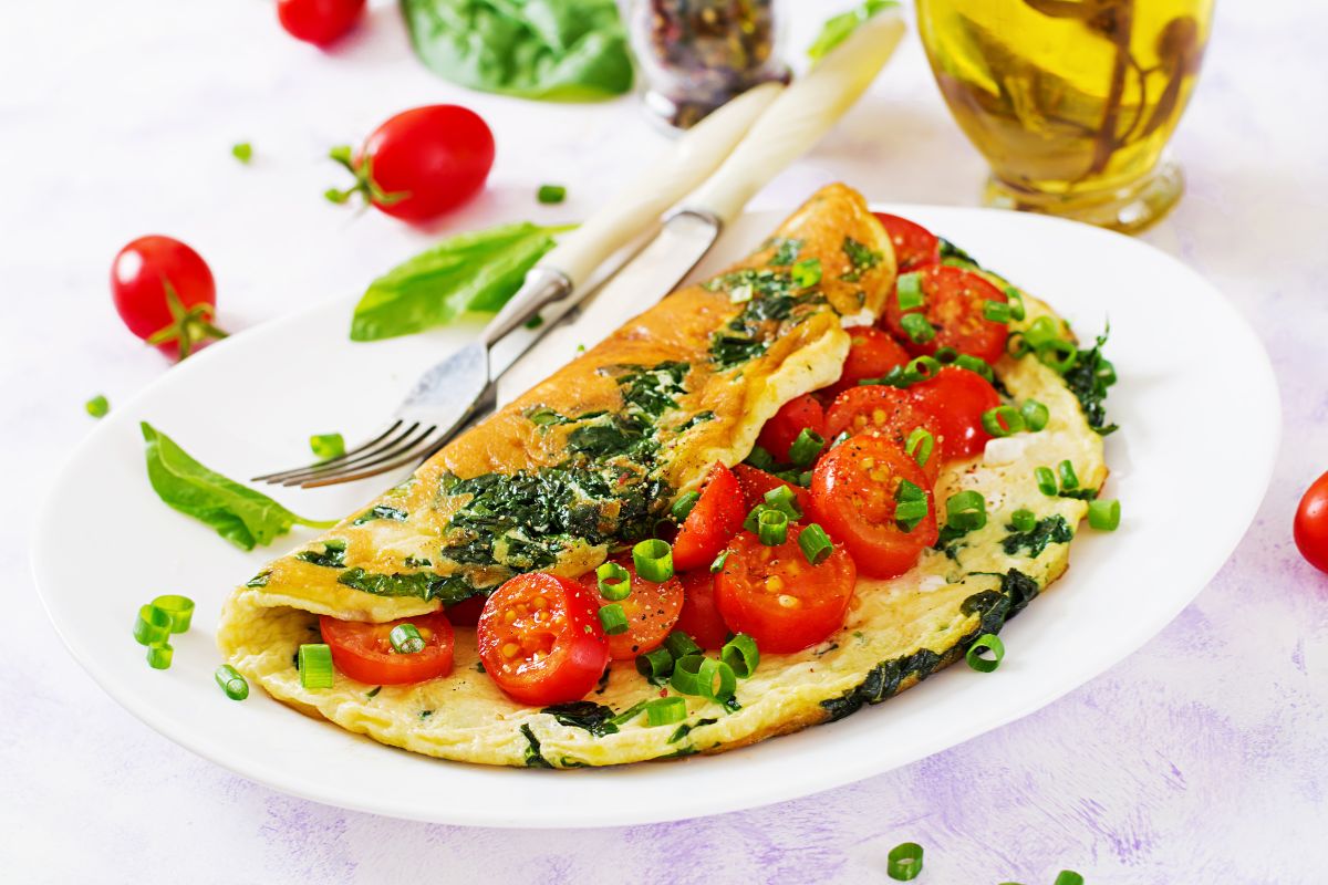 Omlet ze szpinakiem - doskonałe śniadanie polecane przez dietetyka