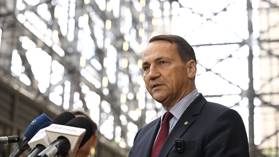 Bruksela, Belgia, 21.05.2025. Przewodnictwo Polski w Radzie UE. Minister spraw zagranicznych Radosław Sikorski podczas konferencji prasowej, 21 bm. w Brukseli. Minister poinformował, że pomnik zamordowanych polskich więźniów w Miednoje został zdewastowany. (sko) PAP/Wiktor Dąbkowski