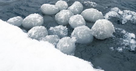 Lodowe kule w Jastarni. Niezwykłe zjawisko zachwyciło spacerowiczów nad Zatoką Pucką