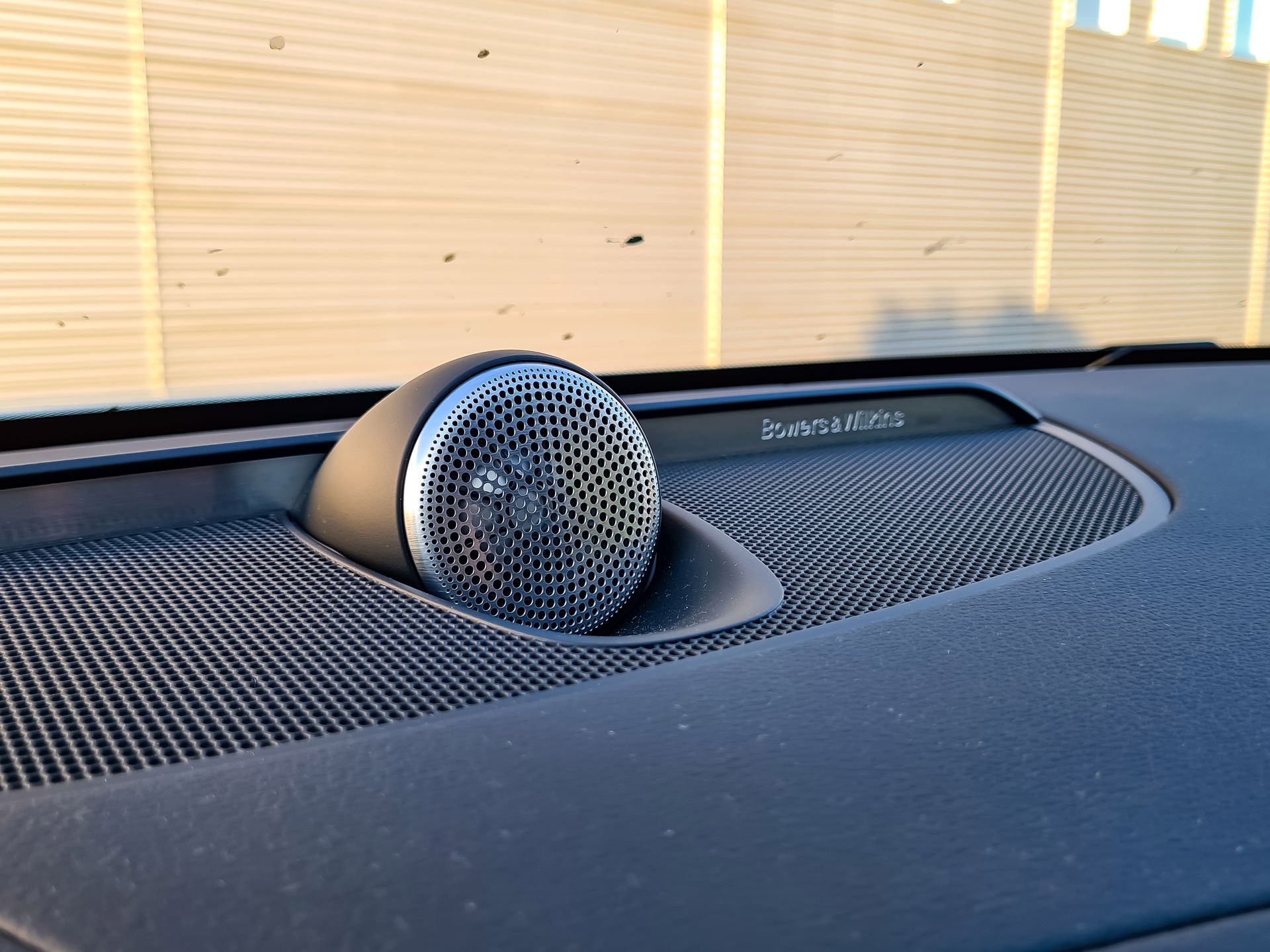 Volvo V60 Cross Country: System info-rozrywki, audio Bowers & Wilkins i systemy bezpieczeństwa 13