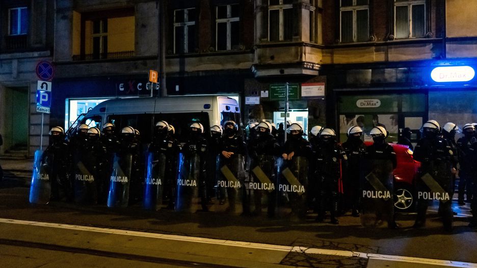 Policja podczas protestu w Katowicach 24.10.2020.(sko) PAP/Andrzej Grygiel