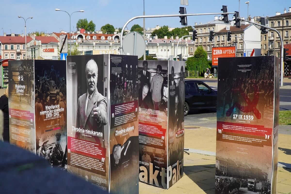 Wystawa historyczna na Pl. Zamkowym