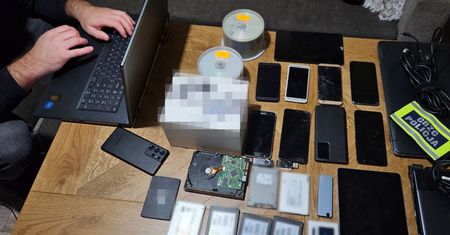 "Game Over" dla pedofilów. CBZC zatrzymuje 100 osób w ogólnopolskiej akcji wymierzonej w twórców i dystrybutorów treści z wykorzystywaniem dzieci