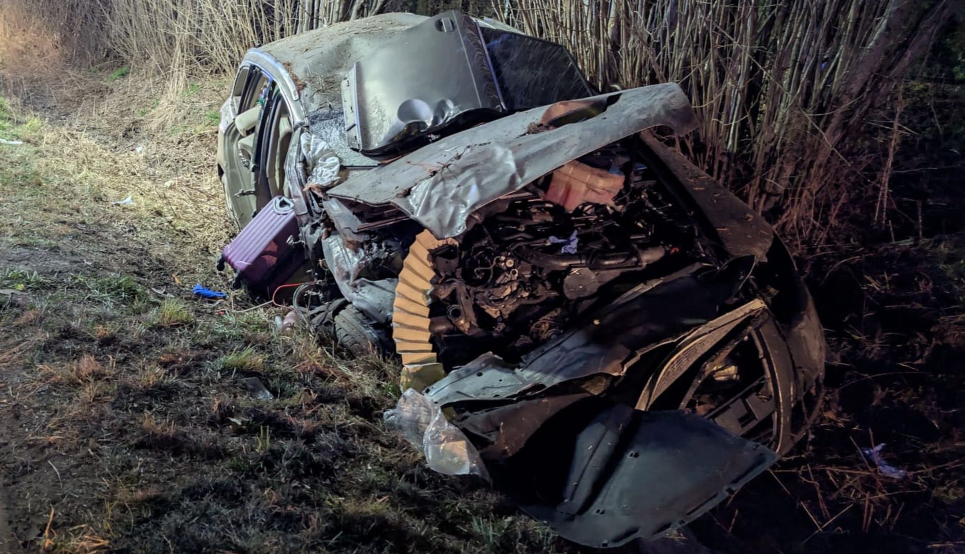 Makabryczny widok. Pijany 31-latek uderzył w drzewo