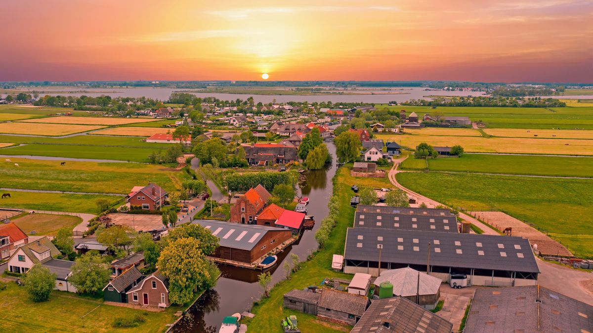 Widok na niewielką miejscowość