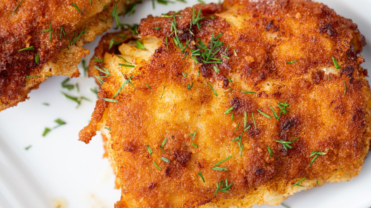 Kotlet schabowy to jeden z produktów, które zalegają w jelitach. 