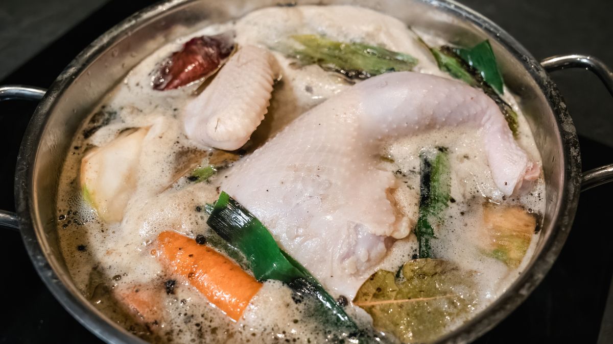 Gotowanie rosołu – czy wyjąć mięso przed dodaniem warzyw?