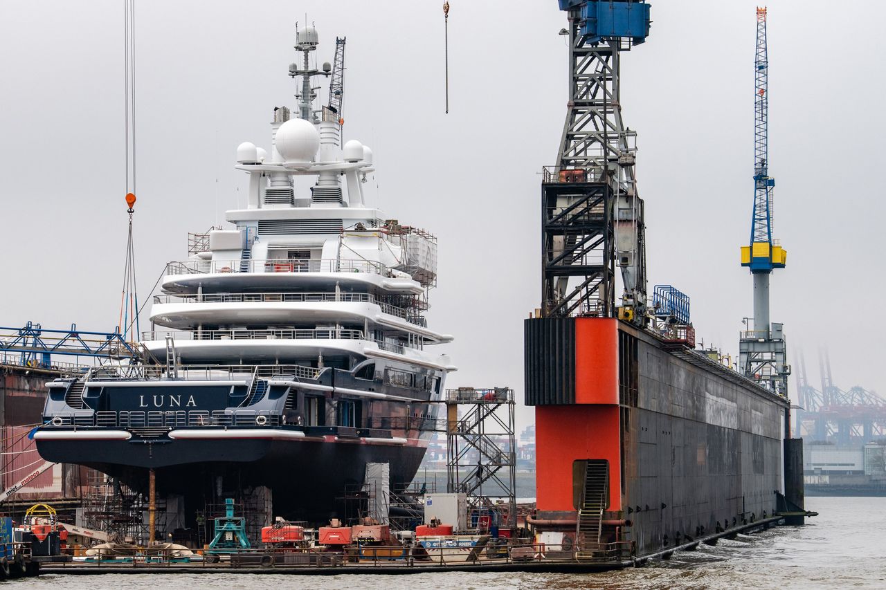 Superjacht z ogromnym basenem i małą łodzią podwodną zatrzymany przez Niemców