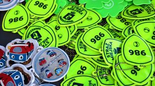 Warszawa: Choinki z odblaskami. Tysiące zawieszek czeka na pieszych