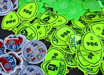 Warszawa: Choinki z odblaskami. Tysiące zawieszek czeka na pieszych