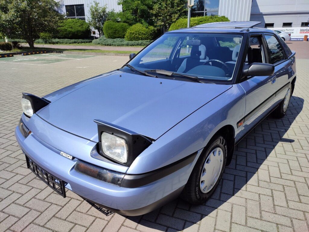 Przenieś się do lat 90. Nowiutka Mazda 323F trafiła na sprzedaż