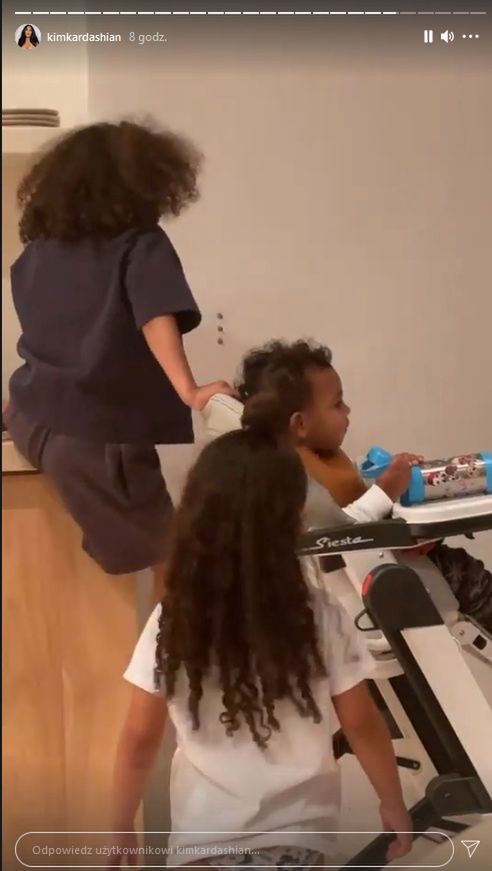 Dzieci Kim Kardashian gotują rosół z torebki i bawią się w kuchni